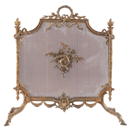 476 - A gilt metal and mesh spark guard in Louis XVI style, early 20th century; the floral cast ring handl... 