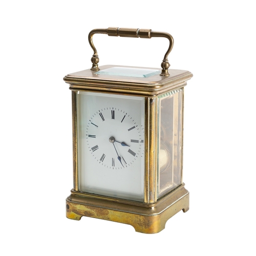 556 - A French brass late-Victorian carriage clock the eight-day duration movement having a replaced platf... 