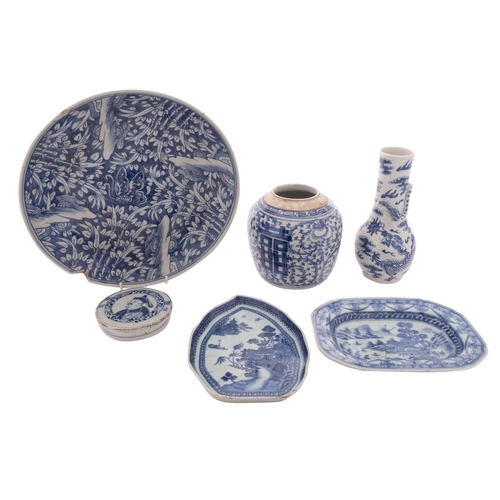 70 - A mixed lot of Chinese blue and white porcelain, Qing dynasty and later comprising two small dishes,... 