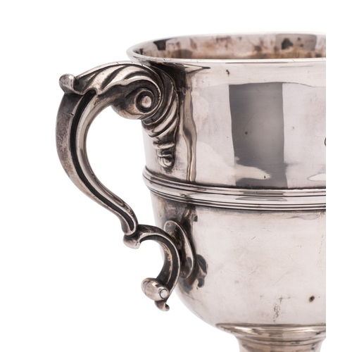 276 - An early 19th century Irish silver two handle cup, makers mark double struck and worn, date letter w... 