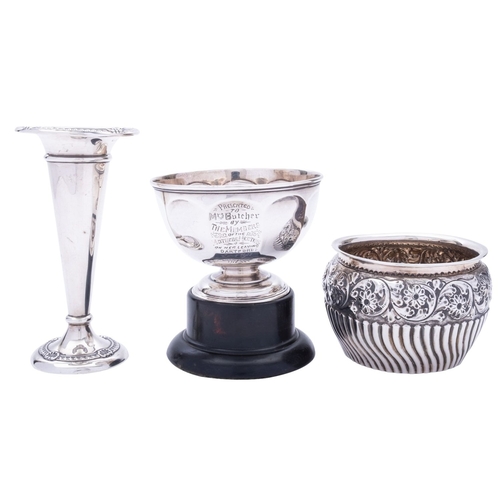 29 - A group of three silver vessels, comprising: a small presentation bowl with canted sides and stand, ... 