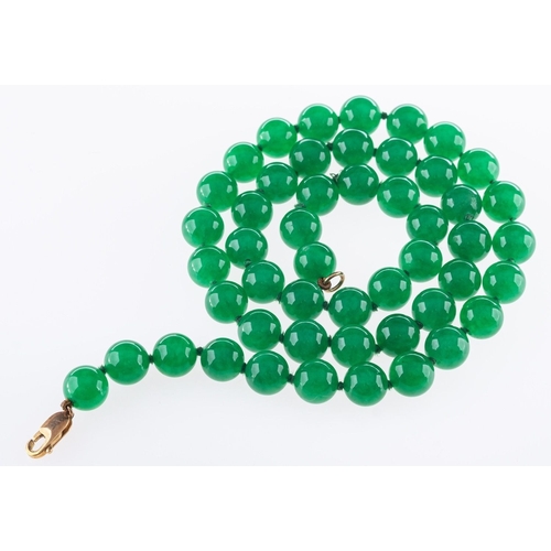 472 - A green dyed quartzite bead necklace, diameter of quartzite beads approx. 9.7mm to 10.0mm, the clasp... 