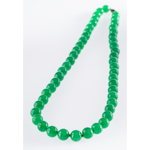 472 - A green dyed quartzite bead necklace, diameter of quartzite beads approx. 9.7mm to 10.0mm, the clasp... 