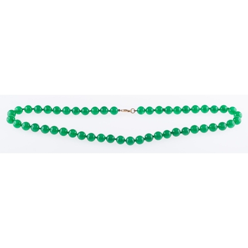 472 - A green dyed quartzite bead necklace, diameter of quartzite beads approx. 9.7mm to 10.0mm, the clasp... 