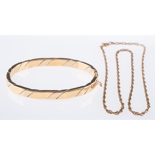 477 - A twist bangle & chain, a twist designed hinged bangle with push in clasp & figure of eight safety c... 