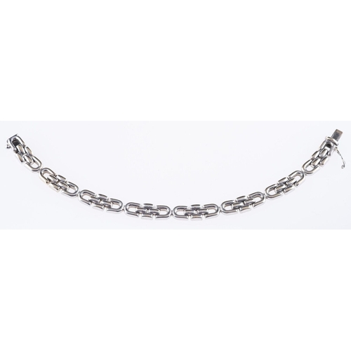 493 - An 18ct white gold fancy link bracelet, push in clasp & figure of eight safety clasp, length 16.0cm,... 