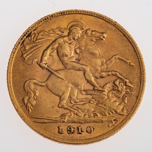 539 - A gold sovereign, an Edward VII half sovereign, 1910, 4.0grams.