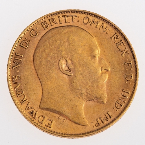 539 - A gold sovereign, an Edward VII half sovereign, 1910, 4.0grams.