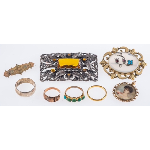 558 - A mixed group of jewellery, including a 22ct yellow gold wedding band, UK hallmark, size R1/2, 3.5gr... 