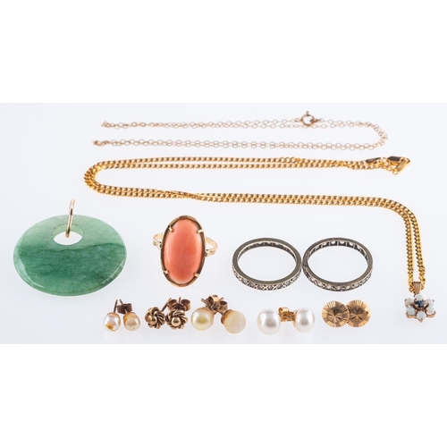 572 - A mixed group of jewellery, including a flowerhead opal & sapphire pendant, marked 9ct, on a flat cu... 