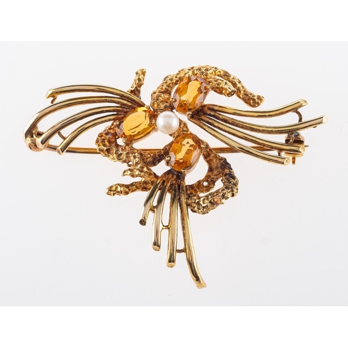 586 - A 9ct yellow gold vintage brooch, set with three oval-cut citrines and a cultured pearl, polished & ... 