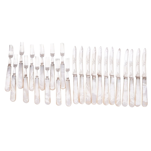 89 - A set of twelve George V silver dessert forks and knives by Mappin & Webb Ltd, Sheffield 1911, with ... 