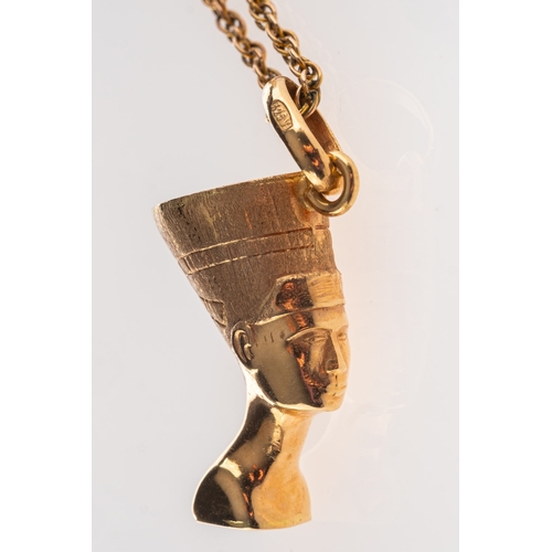 374 - An Egyptian Pharaoh head pendant, marked 750, length approx. 3.0cm (inc. bale), 4.2grams; and a twis... 