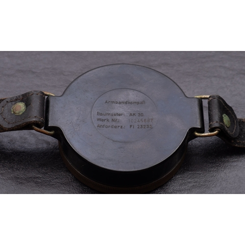 188 - A WWII Luftwaffe Armband kompass, Type AK 39, 1 3/4 inch liquid filled dial in a black Bakelite case... 