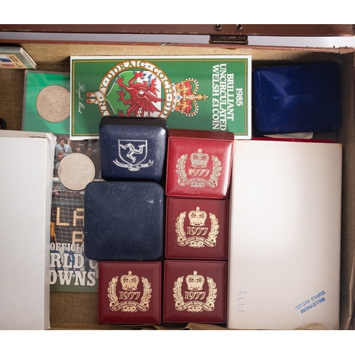 725 - A case containing boxed Royal Mint proof sets, 1983/ 84/ 85/ 80/ 92/ 90/ 91/ 98/ 95/ 89/ 87/ 95/ 96/... 