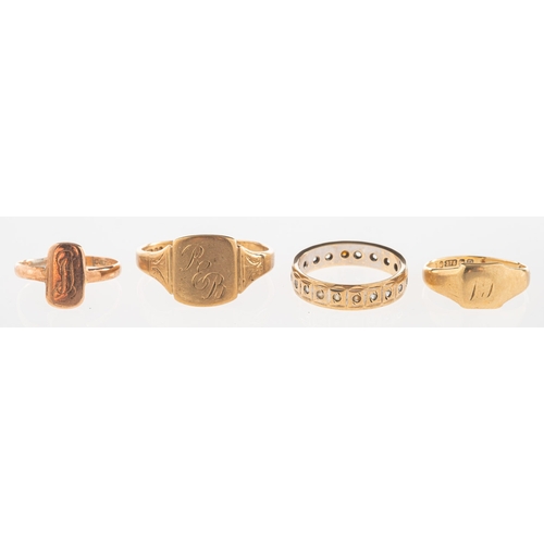 1047 - A group of four 9ct gold rings, all UK hallmarked, including three signet rings, (one with split sha... 