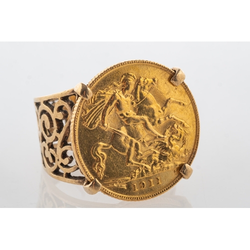 1055 - A George V 1911 half sovereign ring, in an ornate openwork ring mount (broken), unmarked, approx. si... 