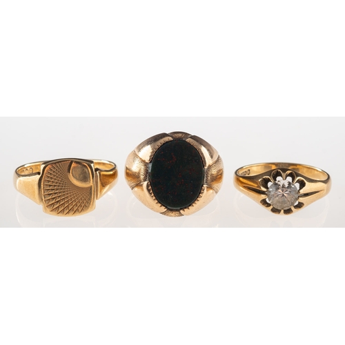 1060 - A group of three rings, including a 9ct gold signet ring set with bloodstone, UK hallmark, size R, 7... 