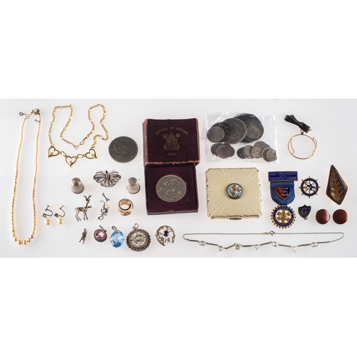 401 - A small quantity of costume jewellery and items of interest, including brooches, pendants, necklaces... 