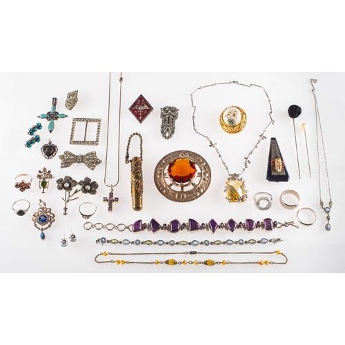 423 - A mixed group of silver and costume jewellery, including a matching silver necklace, bracelet and ea... 