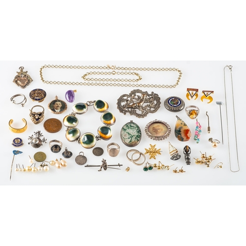 438 - A mixed group of mainly antique silver, costume jewellery and items of interest, including moss agat... 