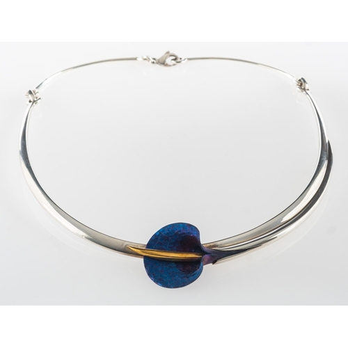 440 - Blue Wing Gallery, Cornwall, a silver and titanium Cala lily necklet, the necklet is of semi-rigid f... 