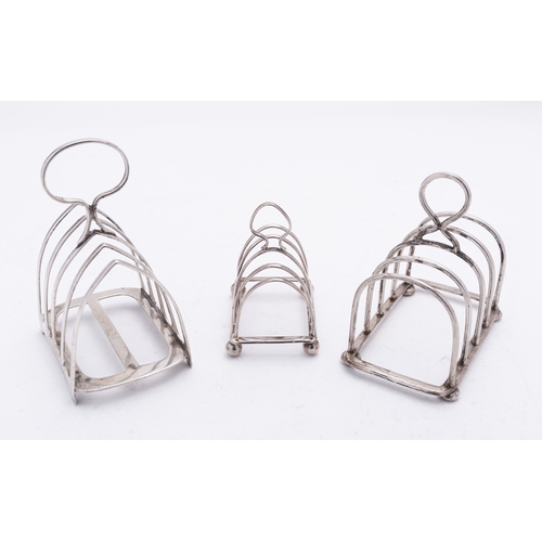 62 - A mixed group of silver including; a five bar toast rack by James Dixon & Sons Ltd, Sheffield 1922, ... 