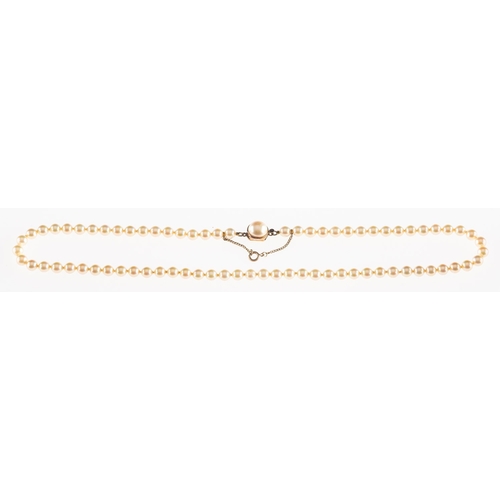 662 - A string Majorica pearls, a knotted string of Majorica pearls, pearls approx. 6mm, to a clasp set wi... 