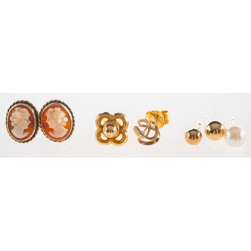 729 - A mixed group of stud earrings, with four pairs of earrings including a pair of jade cabochon set st... 