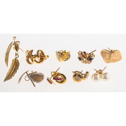 777 - A mixed group of earrings, including stud earrings of various designs, some stone set, hoop earrings... 