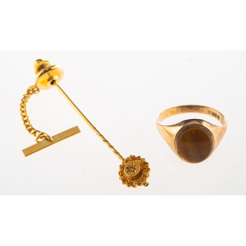 822 - A 9ct gold tiger's eye signet ring and a stick pin, a 9ct gold signet ring set with an oval plaque o... 