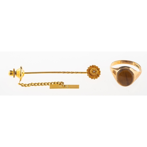 822 - A 9ct gold tiger's eye signet ring and a stick pin, a 9ct gold signet ring set with an oval plaque o... 