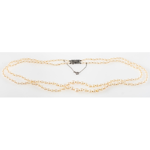 823 - A double row cultured pearl necklace, two rows of graduated cultured pearls, approx. 3.5mm to 7.5mm,... 