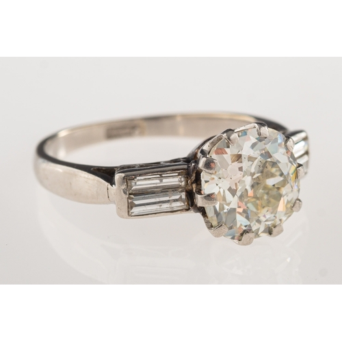 877 - An Art Deco diamond ring, claw set to the centre with an old European-cut diamond, diamond approx. 2... 