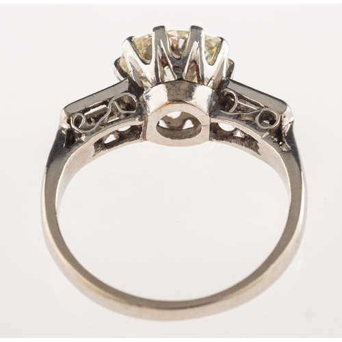 877 - An Art Deco diamond ring, claw set to the centre with an old European-cut diamond, diamond approx. 2... 