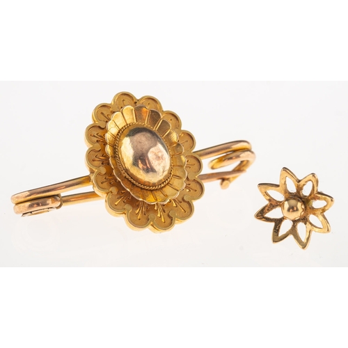 879 - A small group of jewellery, including an antique flower brooch, marked 15ct, length approx. 3.0cm, 2... 