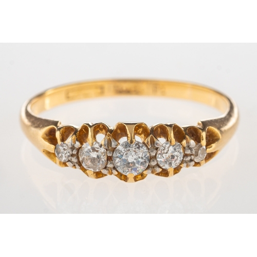 938 - A five stone diamond ring, set with five graduated old-cut diamonds, diamonds approx. 0.26 carat tot... 