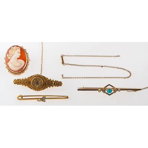 940 - A group of four brooches and a broken chain, including a cameo brooch with a 9ct gold scalloped edge... 