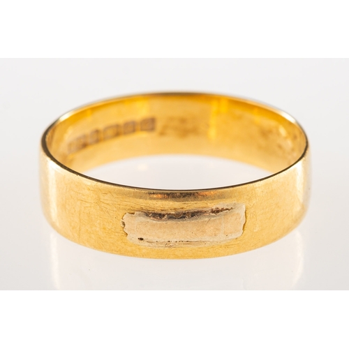 978 - An 18ct gold wedding band, with two raised panels, UK hallmark, size R1/2, 3.6grams.