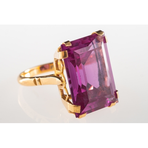 985 - A cocktail ring, set with a rectangular-cut synthetic alexandrite, approx. 23.45 carats, unmarked, s... 