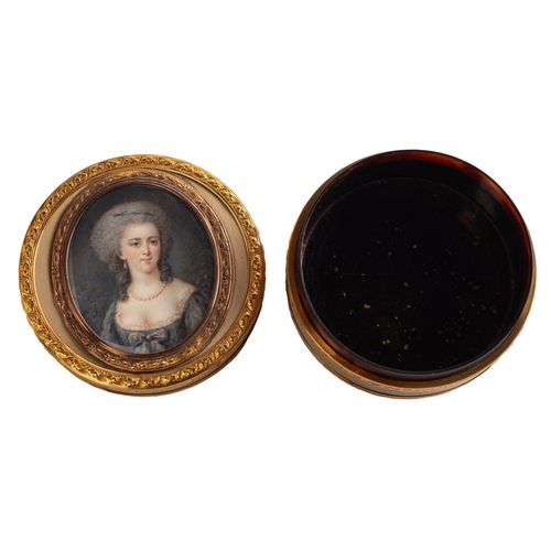 316 - A Louis XVI lacquered and 18ct vari-gold mounted snuff box, discharge marks rubbed, but probably Hen... 