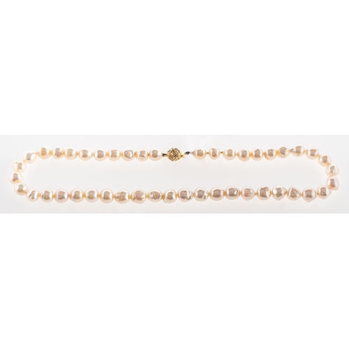 344 - A string of baroque shaped cultured pearls, pearls approx. 8.0mm to 8.5mm, to an openwork clasp, ton... 