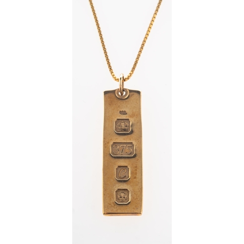 552 - A 9ct gold ingot pendant with a chain, a 9ct gold ingot pendant, UK hallmark, length approx. 4.2cm (... 