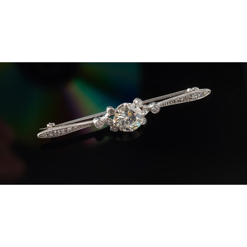 599 - A fine early 20th century diamond bar brooch, claw set to the centre with a transitional-cut diamond... 