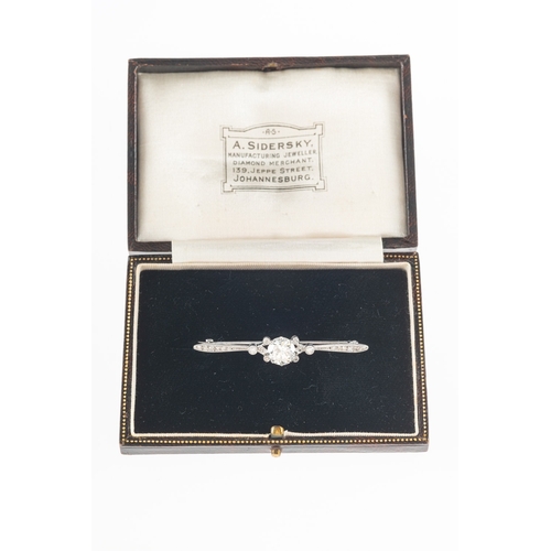 599 - A fine early 20th century diamond bar brooch, claw set to the centre with a transitional-cut diamond... 