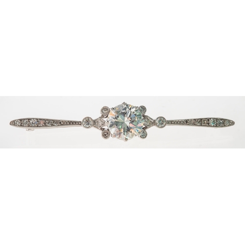 599 - A fine early 20th century diamond bar brooch, claw set to the centre with a transitional-cut diamond... 