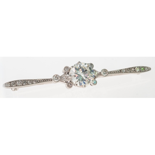 599 - A fine early 20th century diamond bar brooch, claw set to the centre with a transitional-cut diamond... 