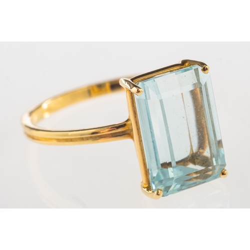 691 - An aquamarine ring, claw set with a rectangular-cut aquamarine, approx. 5.63 carats, marked 750, siz... 