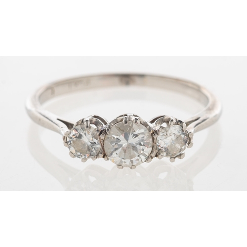 710 - A three stone diamond ring, claw set with three older brilliant-cut diamonds, diamonds approx. 0.50 ... 