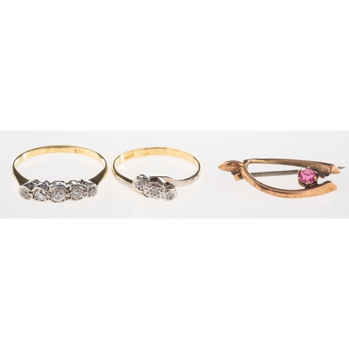 711 - A small group of jewellery, including a three stone twist ring, illusion set with two small single-c... 